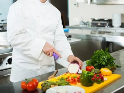 Повар работает на разделочном столе